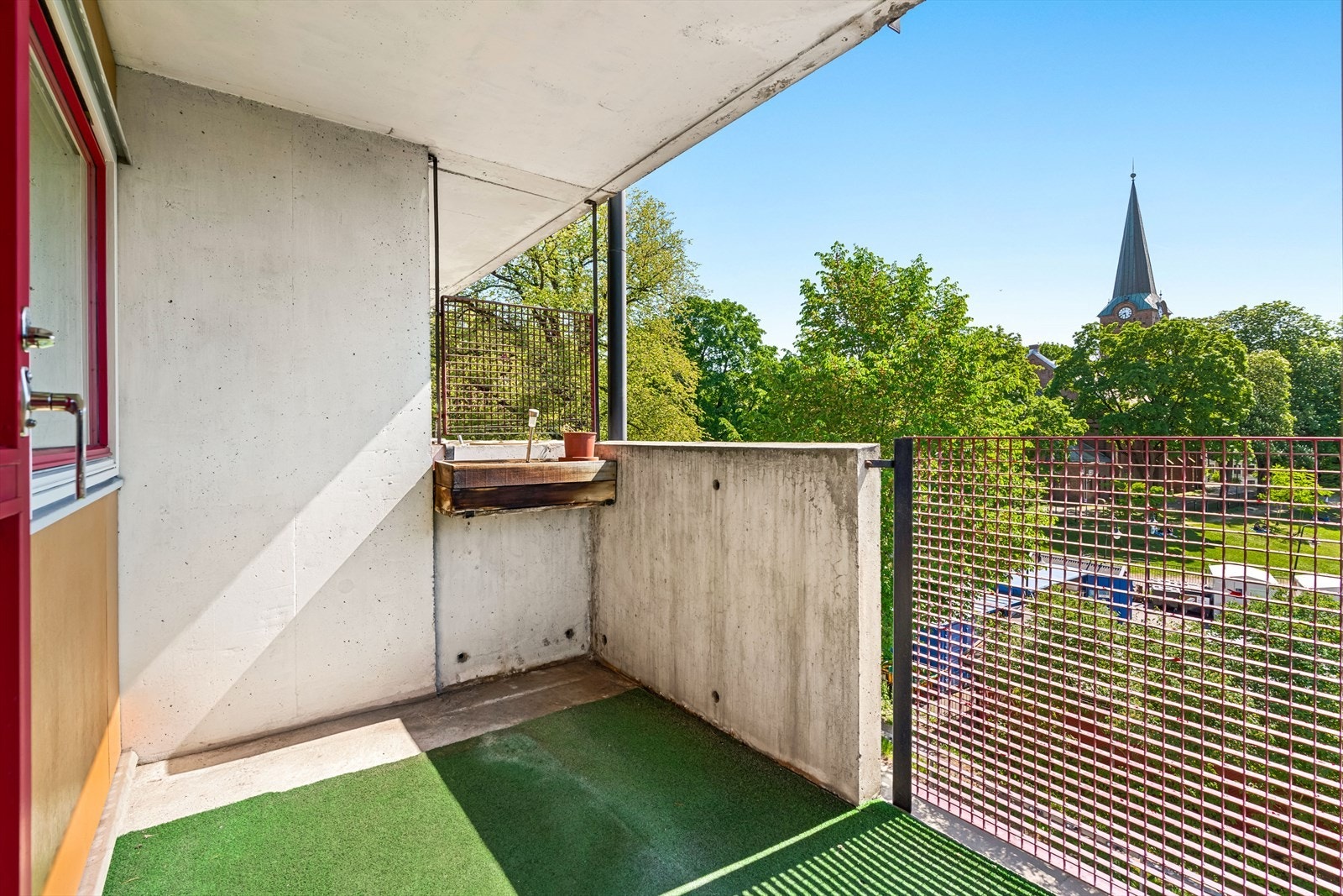 Balkongen strekker seg over 5 kvm, med god plass til både sittegruppe og grill, samt variert beplanting. Galleribilde