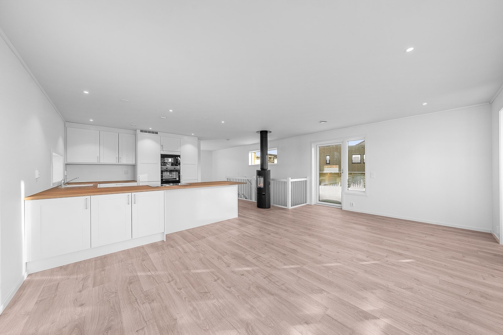 Stor, lys og luftig stue - legg merke til downlights i himling Galleribilde