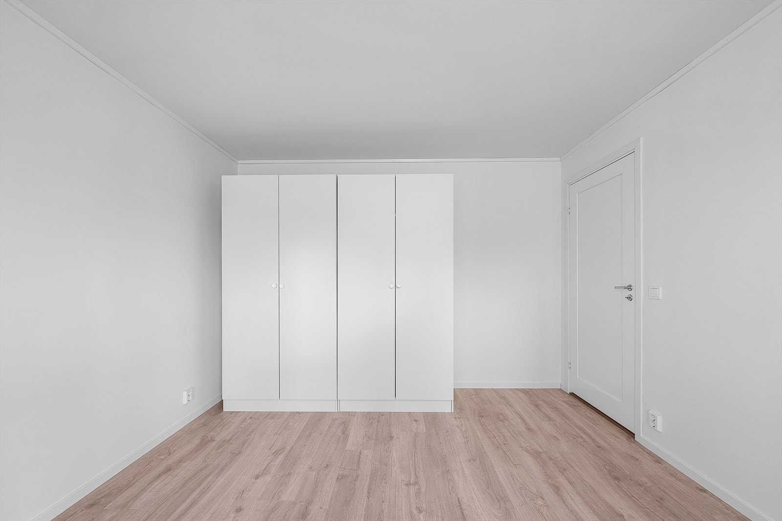 Hovedsoverom, legg merke til garderobeskap på alle soverom Galleribilde