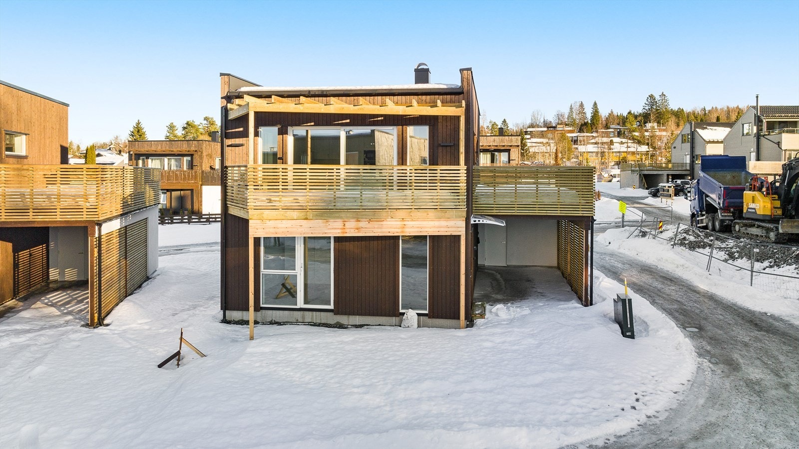 Fasade - inngang fra carport. Bod bakerst i carporten Galleribilde