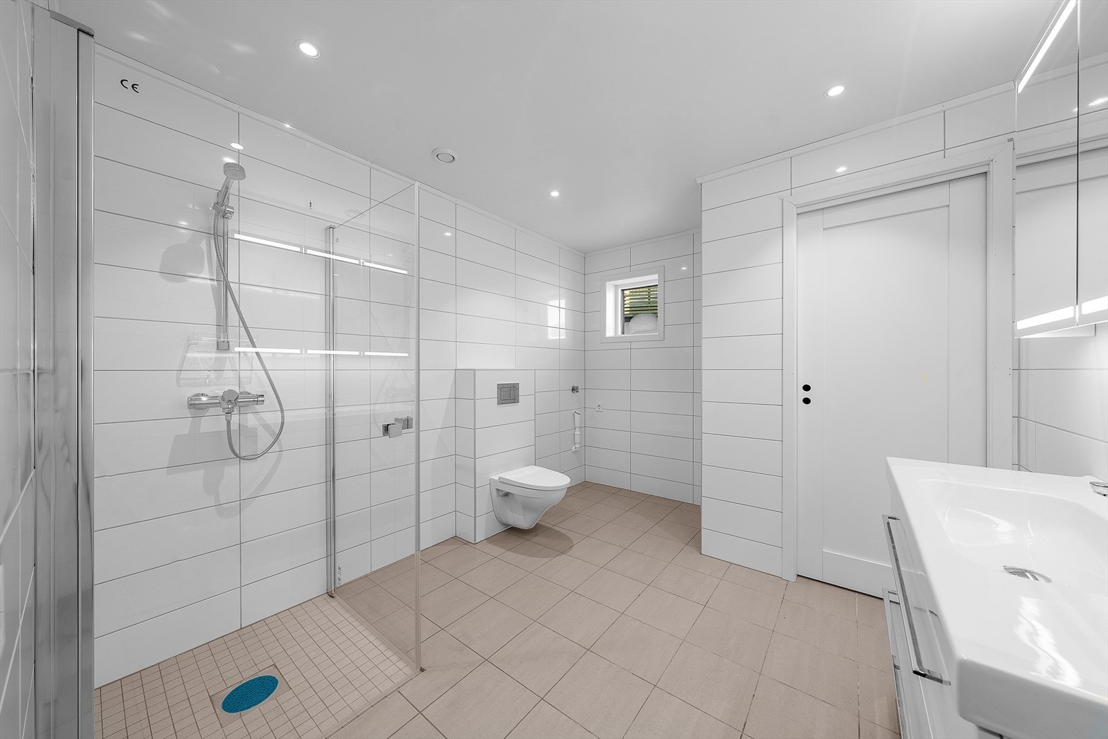 Stort og hyggelig bad/ wc rom i 1etasje Galleribilde