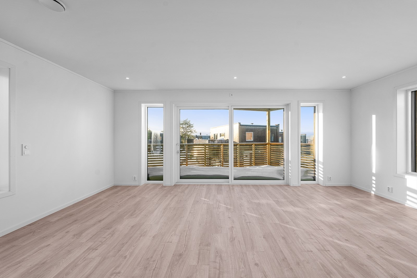 Fra stuen er det utgang til hyggelig vestvendt balkong samt terrasse over carporten Galleribilde