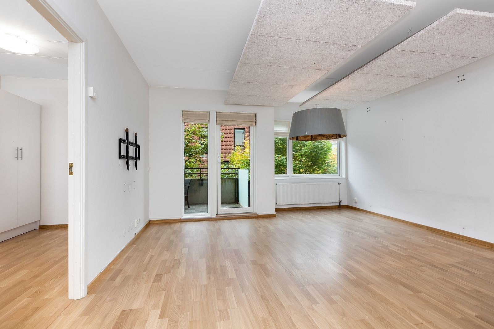 Stor stue med plass til sofakrok og spisebord - herfra er det utgang til solrik balkong Galleribilde