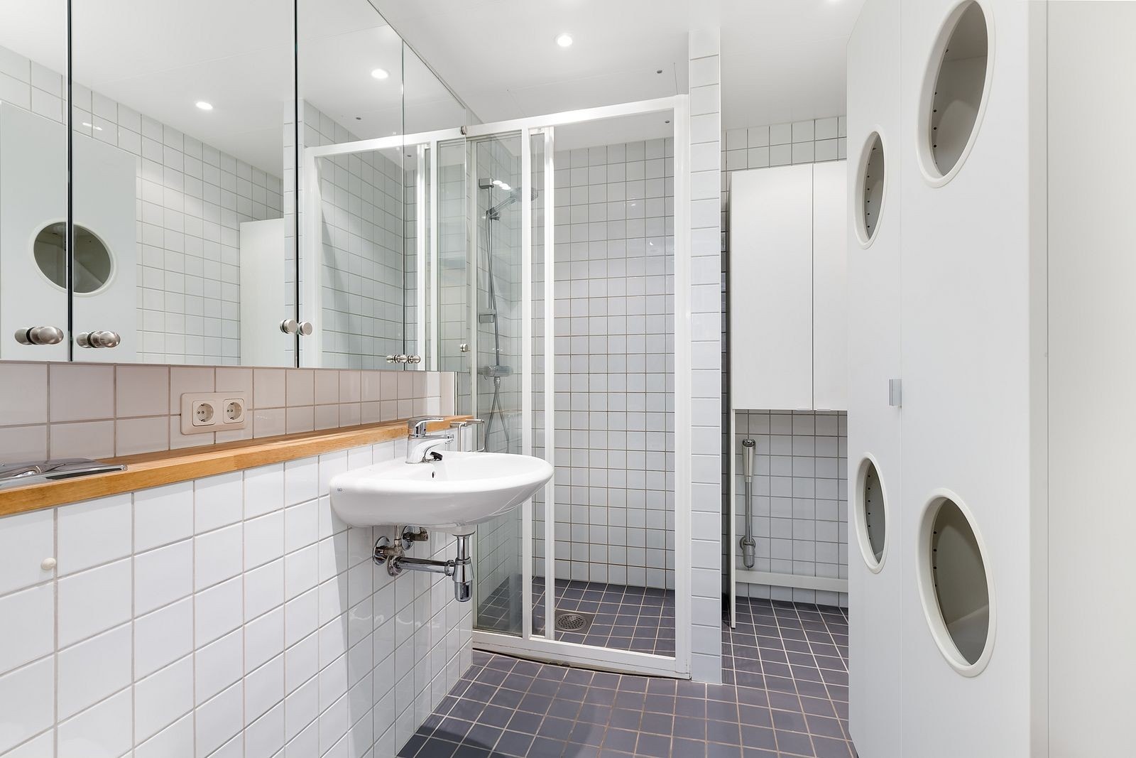 Pent flislagt bad med opplegg for vaskemaskin, og varme i gulv Galleribilde