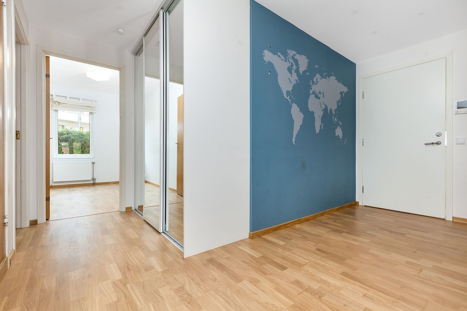 Gang - her er det skyvedørsgarderobe med plass til å henge fra seg Galleribilde