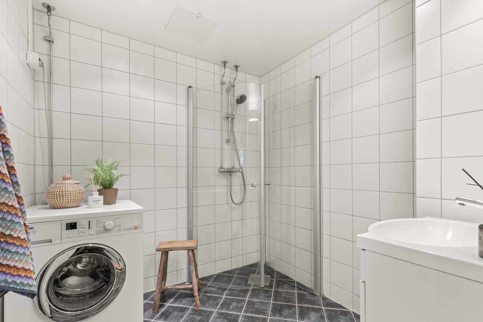 Badet ble oppgradert i regi borettslaget i 2010.
Dusjhjørne med glassvegger og opplegg for vaskemaskin. Galleribilde