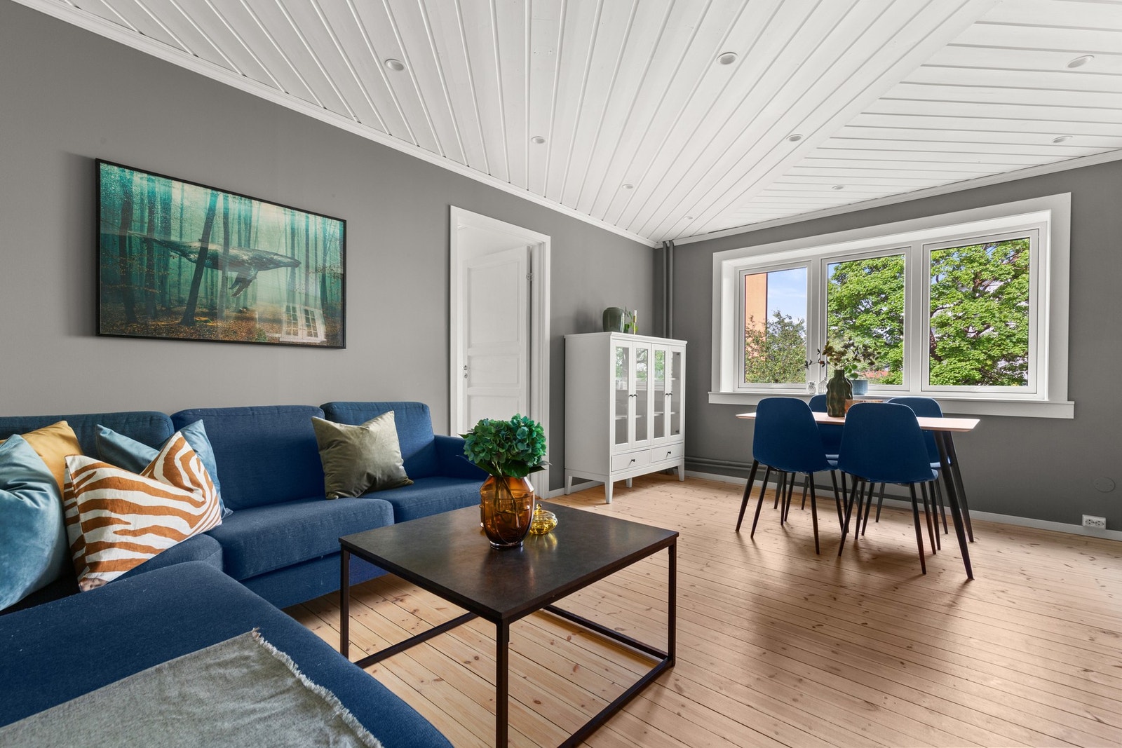 Romslig stue med fin plass for sofagruppe og spisebord. Galleribilde