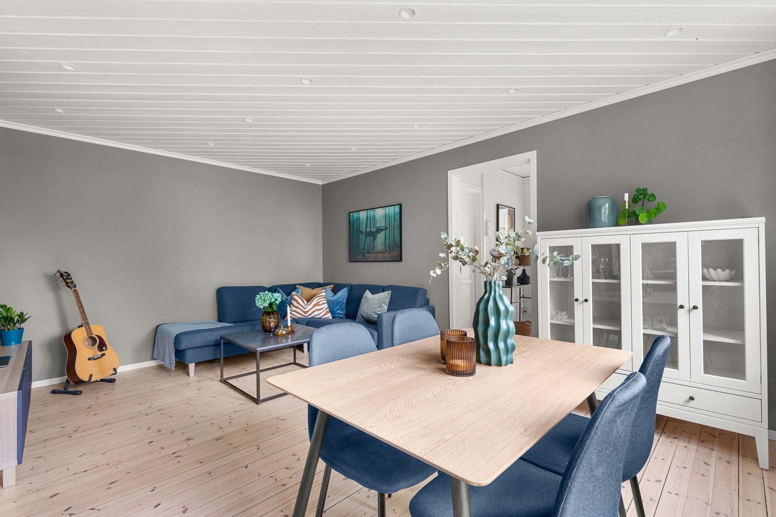 Malte flater og malt panel i himling. Galleribilde