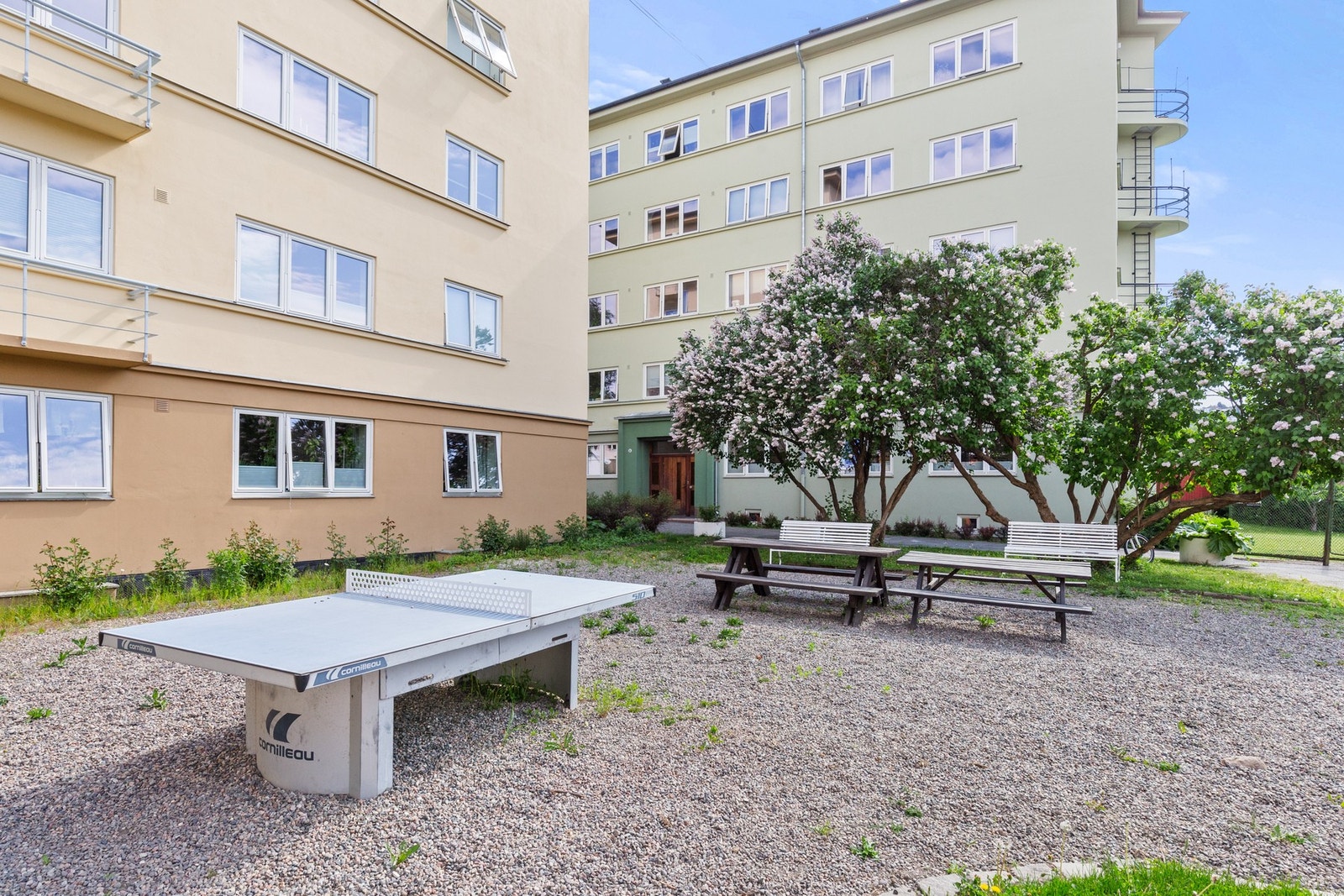 Borettslaget har fine fellesarealer med tennisbord og sitteruppe. Galleribilde