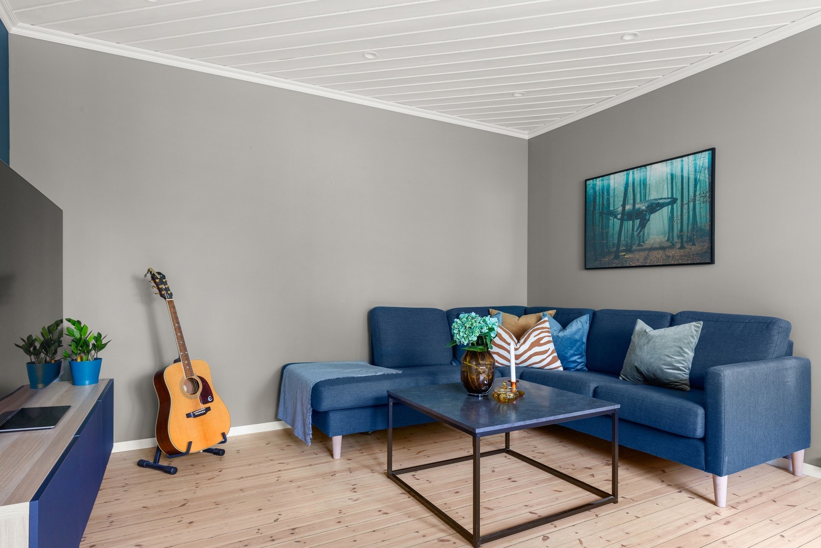 Det er montert LED spotter i tak i gang, stue og kjøkken. Disse kan styres med smarttelefon / google home etc. via Eaton Xcomfort Bridge som følger ved salg av
leiligheten. Galleribilde