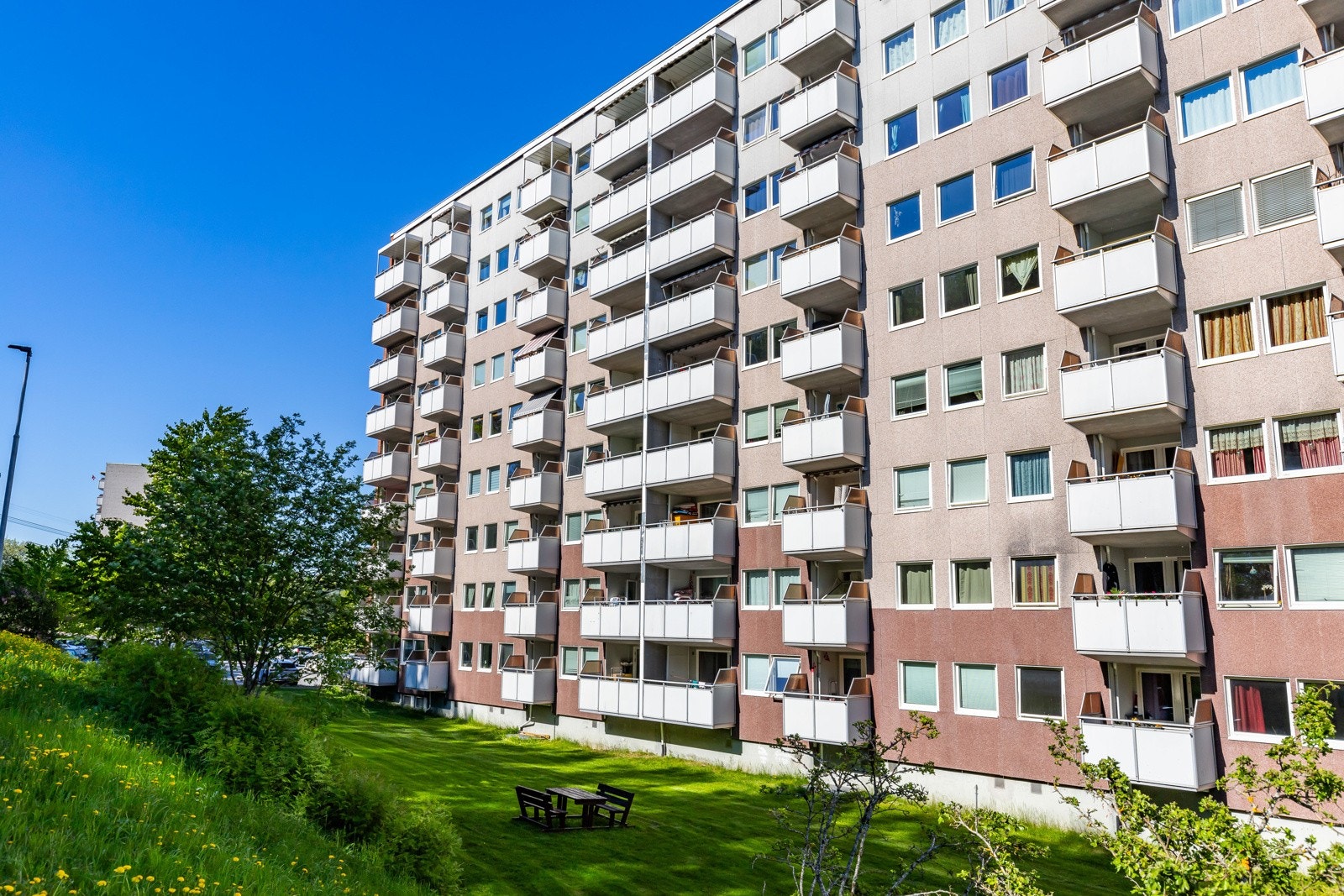 Videre har du tilgang på en pent opparbeidet felleseiendom med store gressplener, variert beplantning, felles sittegrupper og asfalterte arealer. Galleribilde