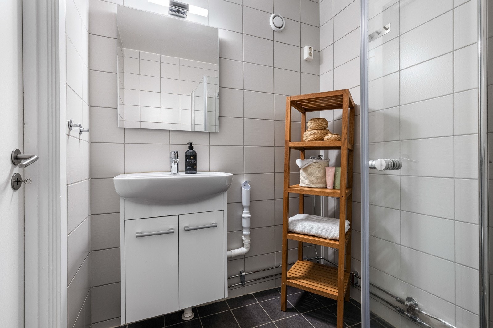 Rommet er utstyrt med dusjhjørne, opplegg for vaskemaskin, varmekabler og mekanisk avtrekk. Galleribilde