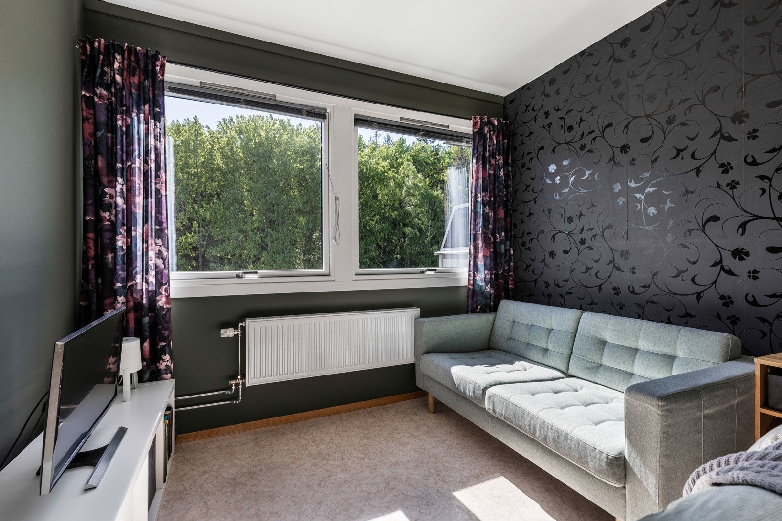 I den ene enden er det to vinduer ut mot skog, og langs motsatt vegg har du plassbygde garderobeskap. Galleribilde