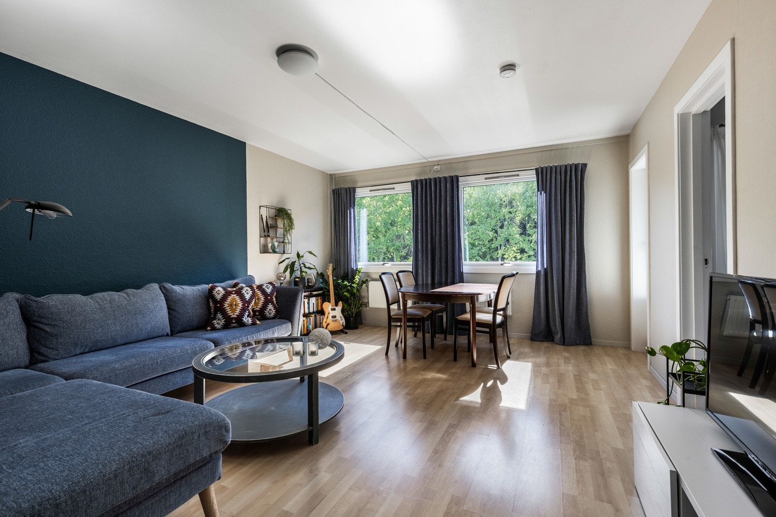 Stuen har også god plass til sofaløsning og spisebord, samt utgang til solrik balkong. Galleribilde
