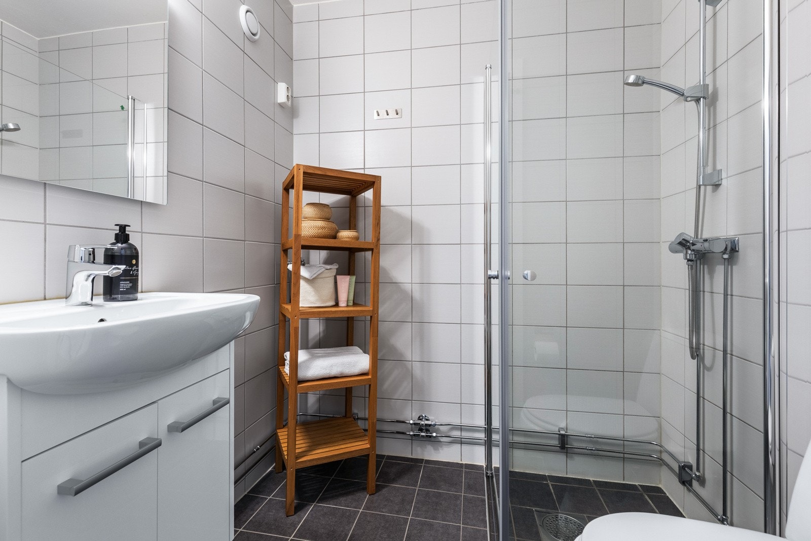Leiligheten har et pent bad som ble renovert i 2017/18 i regi av borettslaget. Galleribilde