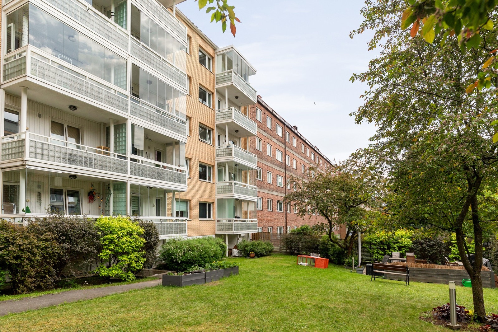 Borettslaget har flere vakre gårdsrom, pent opparbeidet med gress, blomster, trær og hyggelige sittegrupper som beboerne fritt kan benytte. Galleribilde