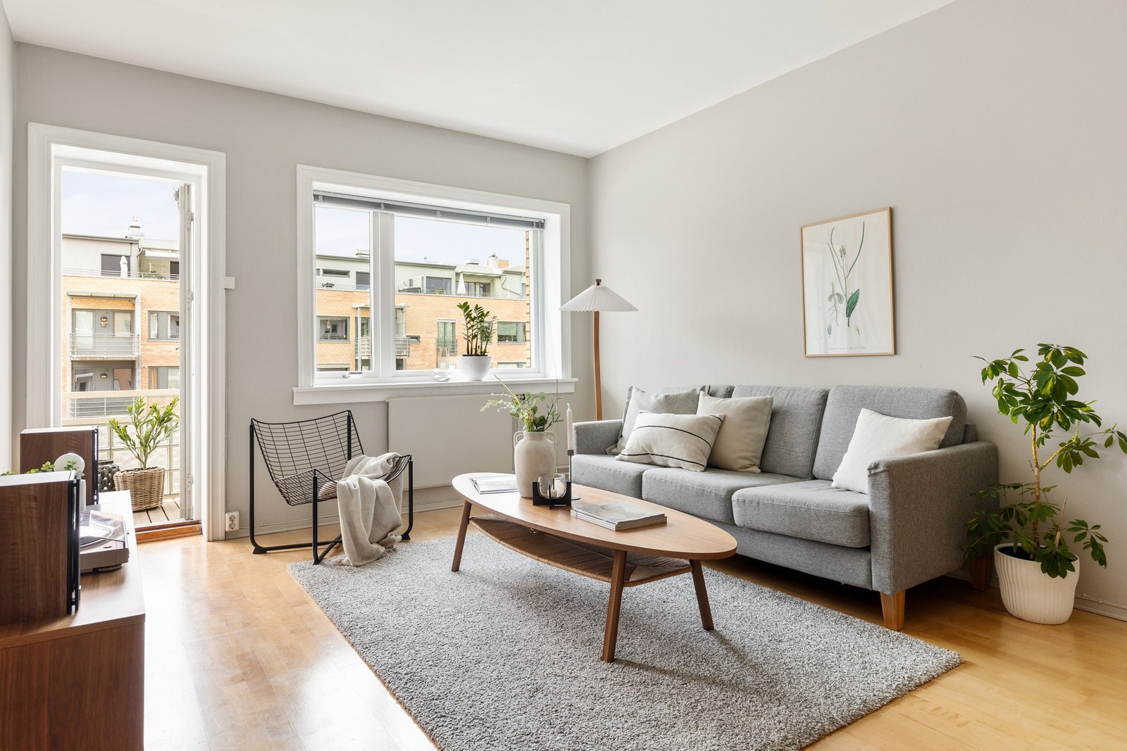 Romslig stue med god plass til både sofa- og spisegruppe Galleribilde