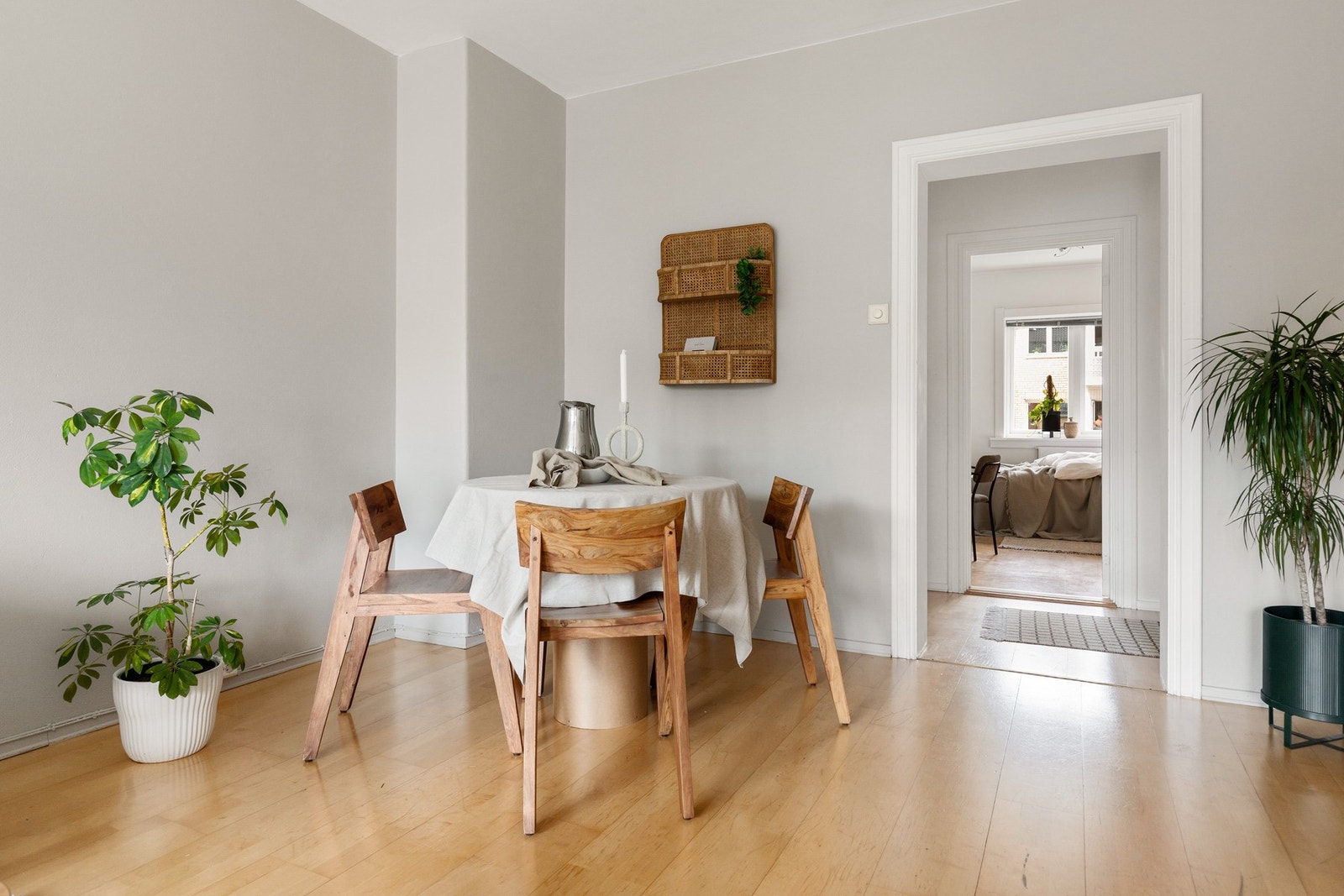 Leiligheten ligger i byggets 4. etasje, og tilbyr en luftig atmosfære med store vinduer som slipper inn rikelig med naturlig lys og gir en flott utsikt mot idyllisk gårdsrom og rolig gate. Galleribilde