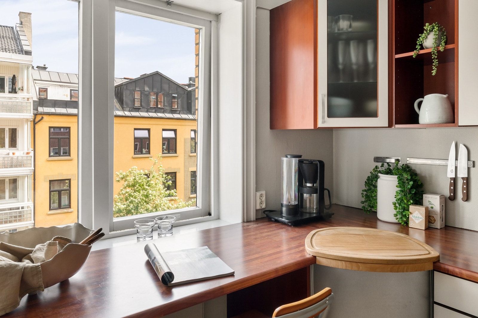 Hyggelig barløsning hvor frokosten kan inntas, mens morgensolen strømmer inn. Galleribilde