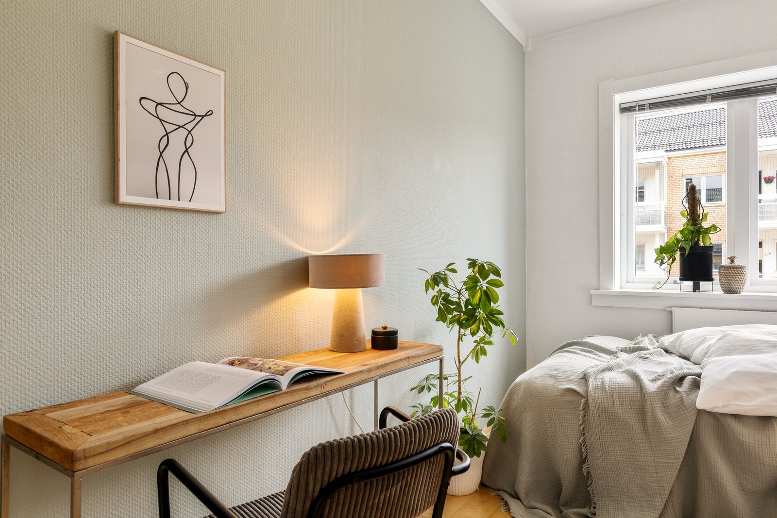 Man kan bruke rommet som et barnerom, gjesterom, kontor, eller en kombinasjon av disse. Galleribilde
