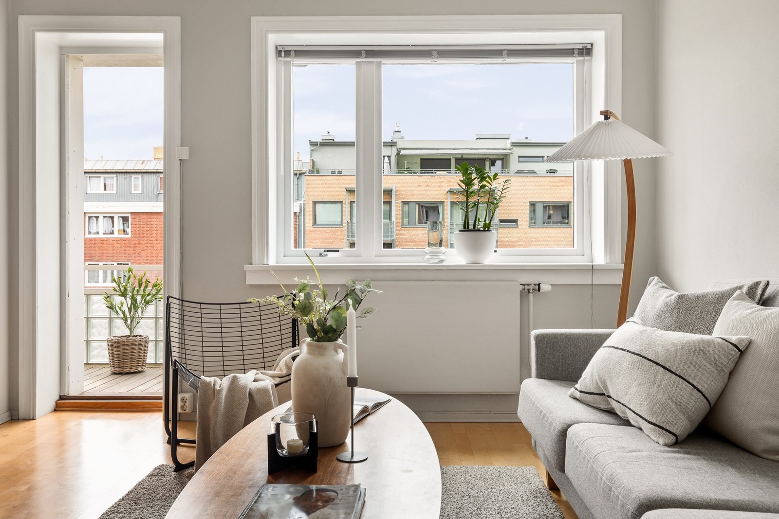 Store vindusflater slipper inn rikelig med naturlig lys og gir deg fantastisk utsikt, noe som skaper en lys og innbydende atmosfære. Galleribilde
