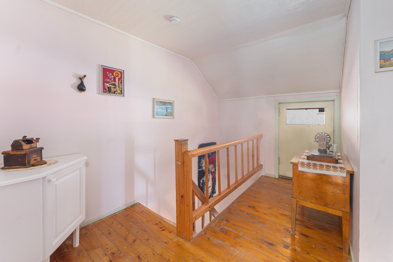 Trapperom/gang Galleribilde