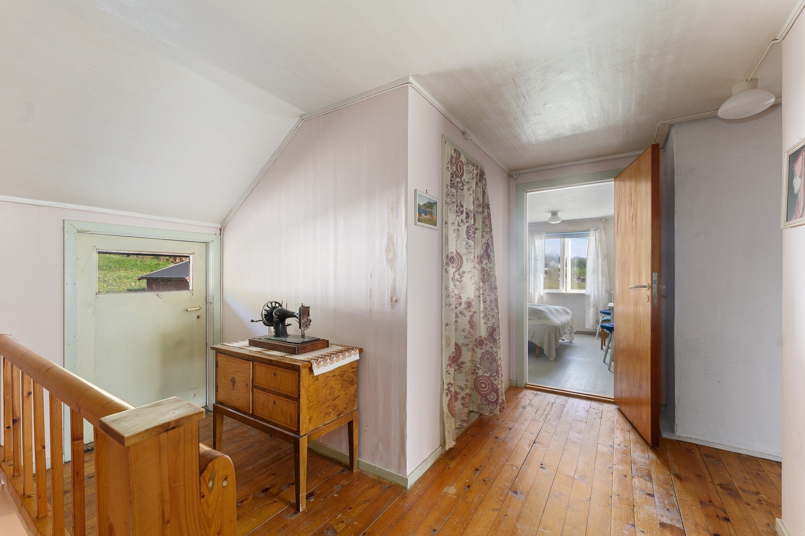 Trapperom/gang Galleribilde