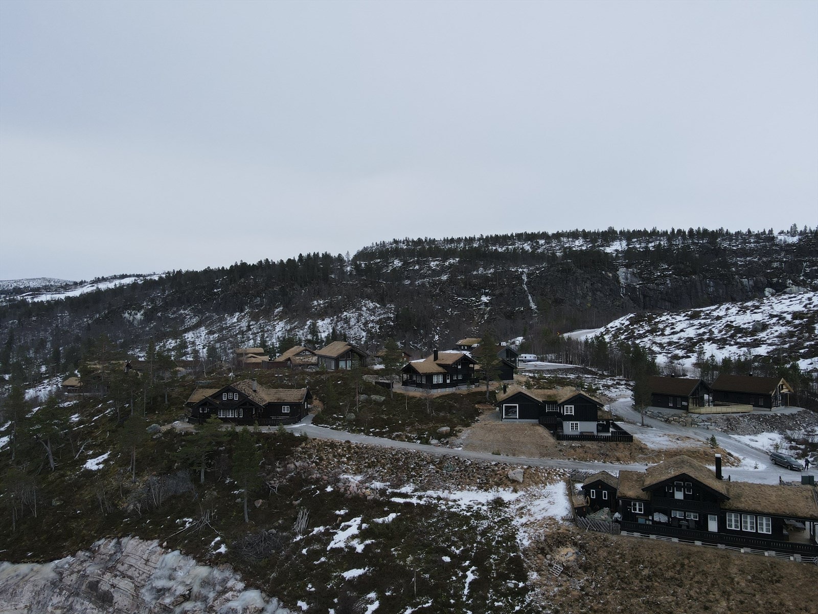 Tomten ligger i skråningen midt i bildet Galleribilde