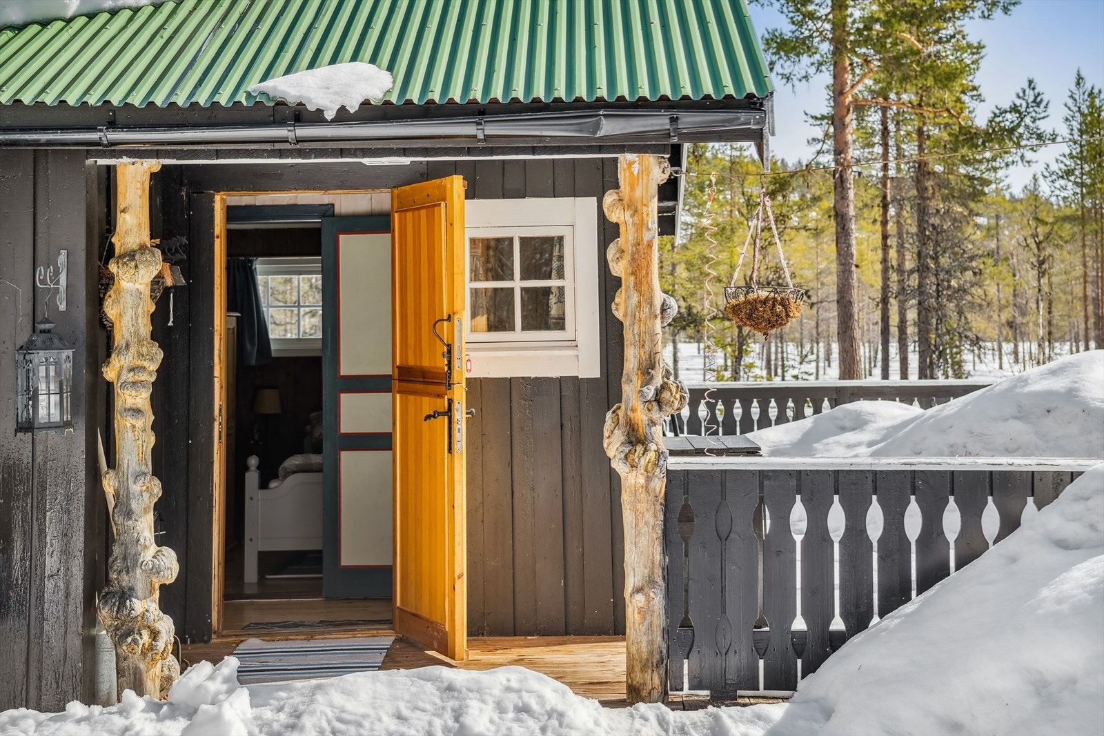 Koselig hytte med innlagt strøm og med bilvei frem til hytteveggen. Eiendommen er også bebygd med et uthus på 13m² med utedo, vedbod og et isolert rom. Galleribilde