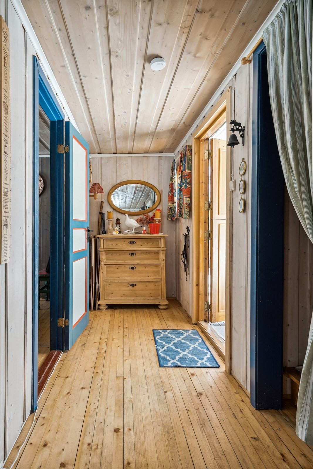 Når du entrer hytta kommer du inn i en lys og hyggelig gang med tregulv og behandlet panel på veggene. Praktisk garderobenisje med plass til sko og yttertøy. Galleribilde