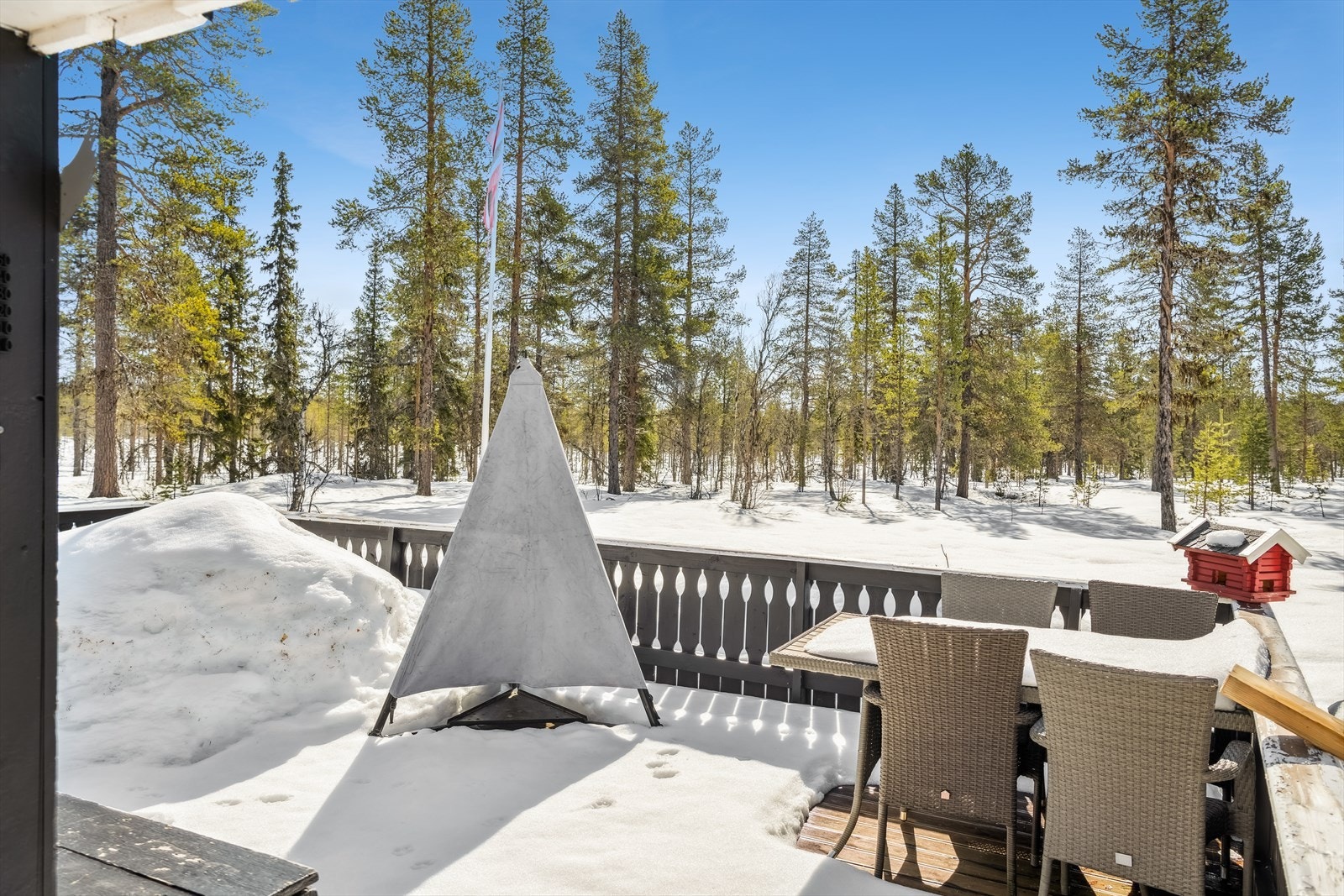 Hytta har en flott og solrik terrasse som var ny i 2017. Terrassen vender mot syd som sørger for gode solforhold. Galleribilde