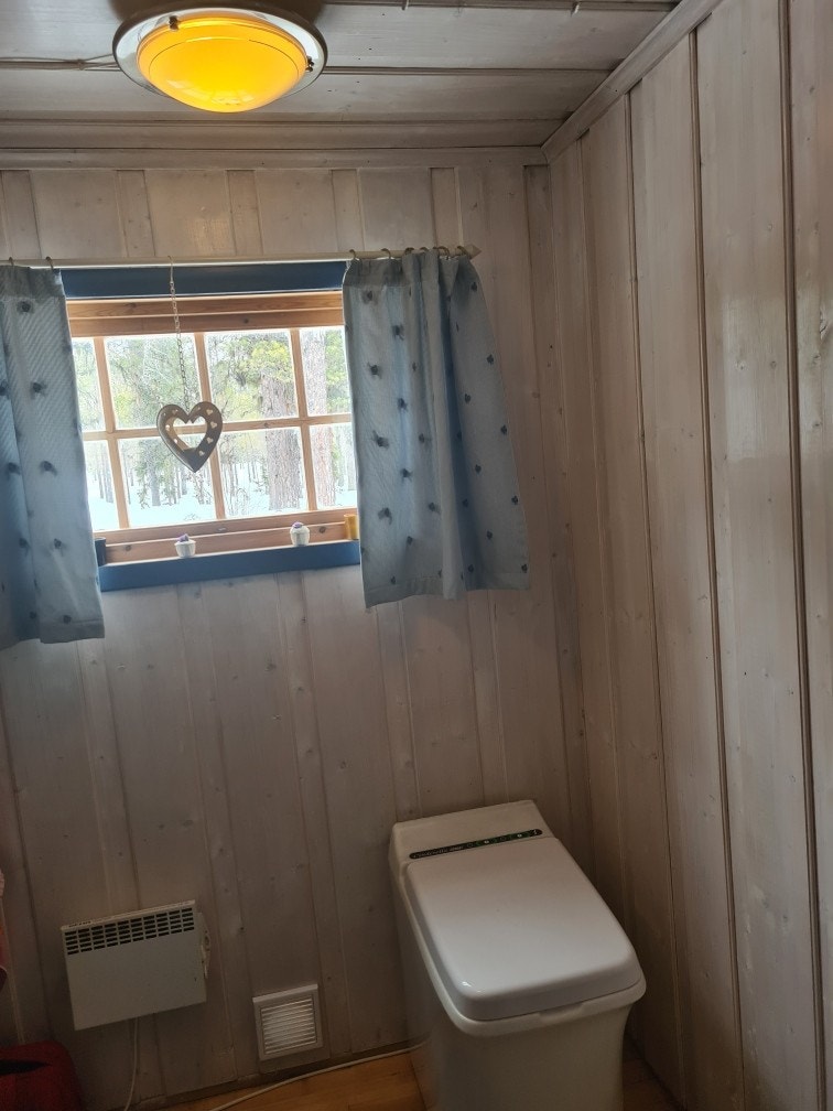 Toalettrommet er utstyrt med treskap med vaskevannsfat og Cinderella Ecocat forbrenningstoalett m/avtrekk ut. Det er også utedo i uthuset. Galleribilde