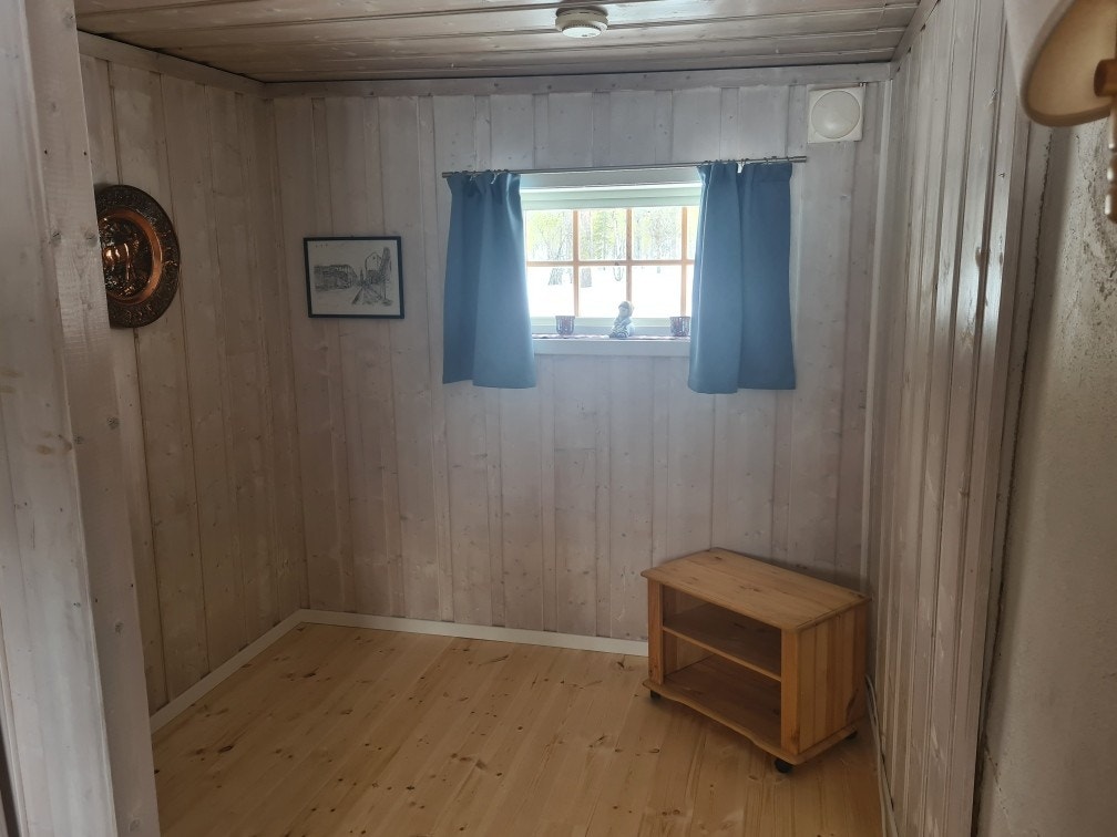 Begge soverommene har tregulv og behandlet panel på overflatene. Galleribilde