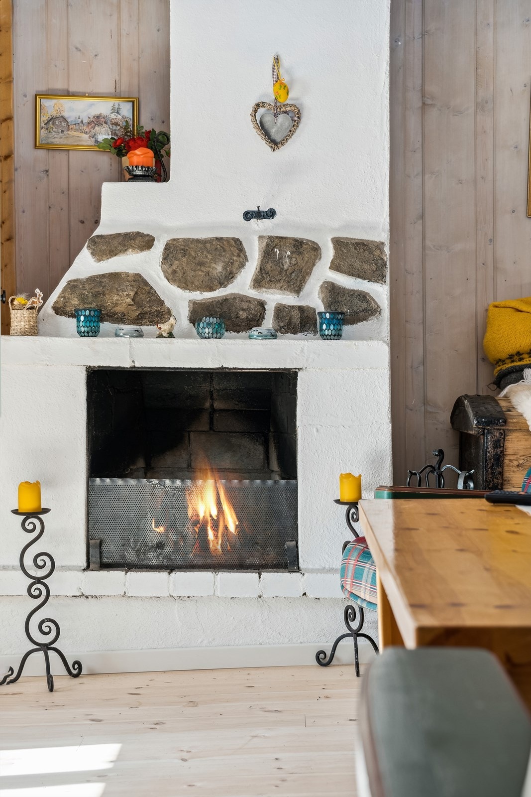 Som et fint midtpunkt i stuen har du en koselig åpen peis som varmer godt og bidrar til ekstra hygge. Galleribilde