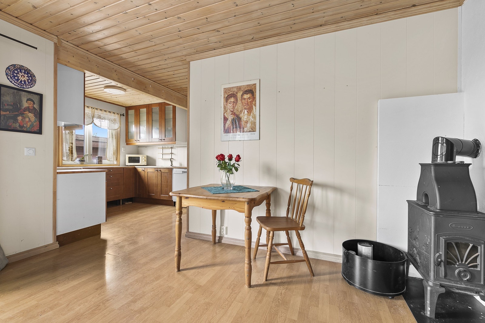 I stuen er det peis for lun varme på kaldere dager. Galleribilde