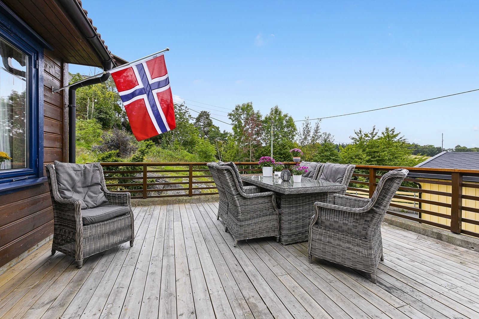 Meget solrik terrasse Galleribilde