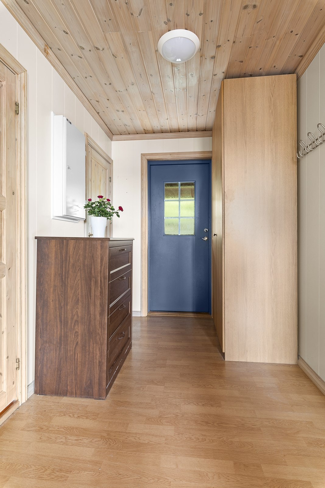 Fra entréen får man badet og en bod på høyre side, og soverommet på venstre side. Galleribilde