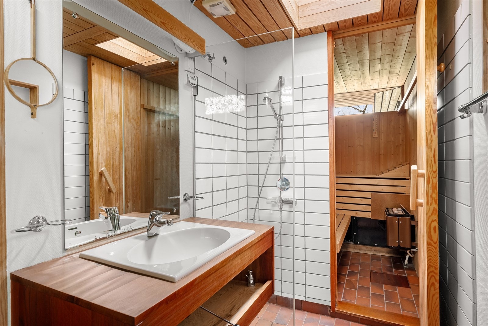 Baderom med dusj og adkomst til badstue. Galleribilde