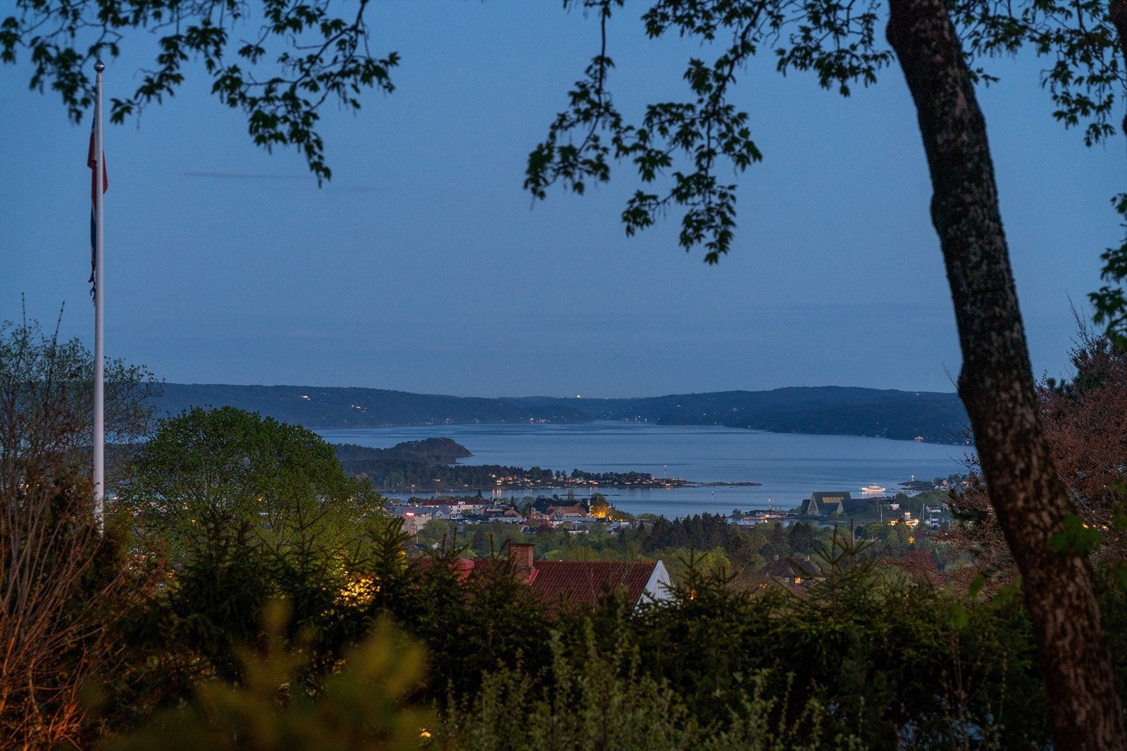 Flott utsikt mot byen og fjorden. Galleribilde