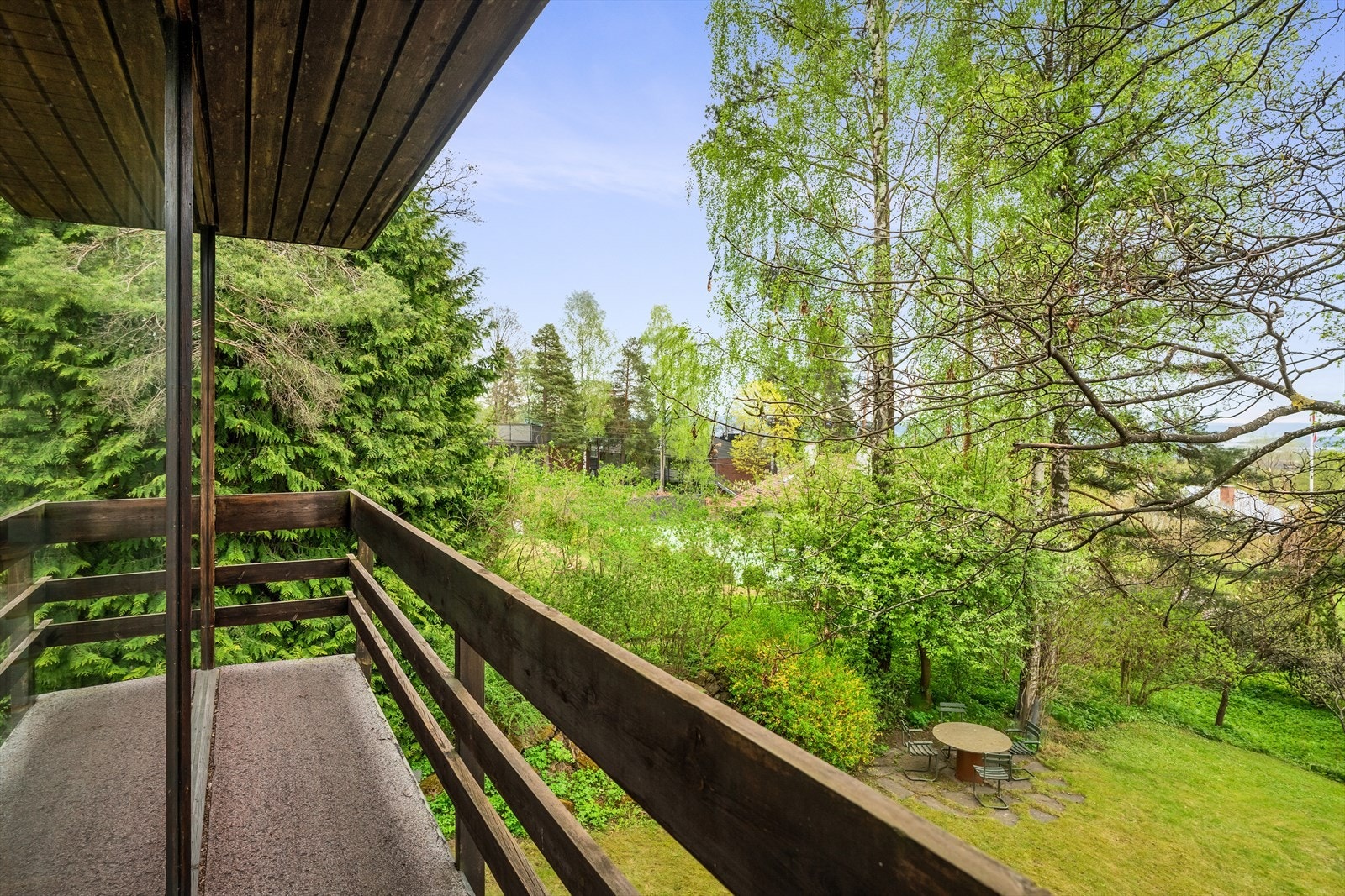 Veranda på ca. 3 kvm med utgang fra mesaninen. Galleribilde