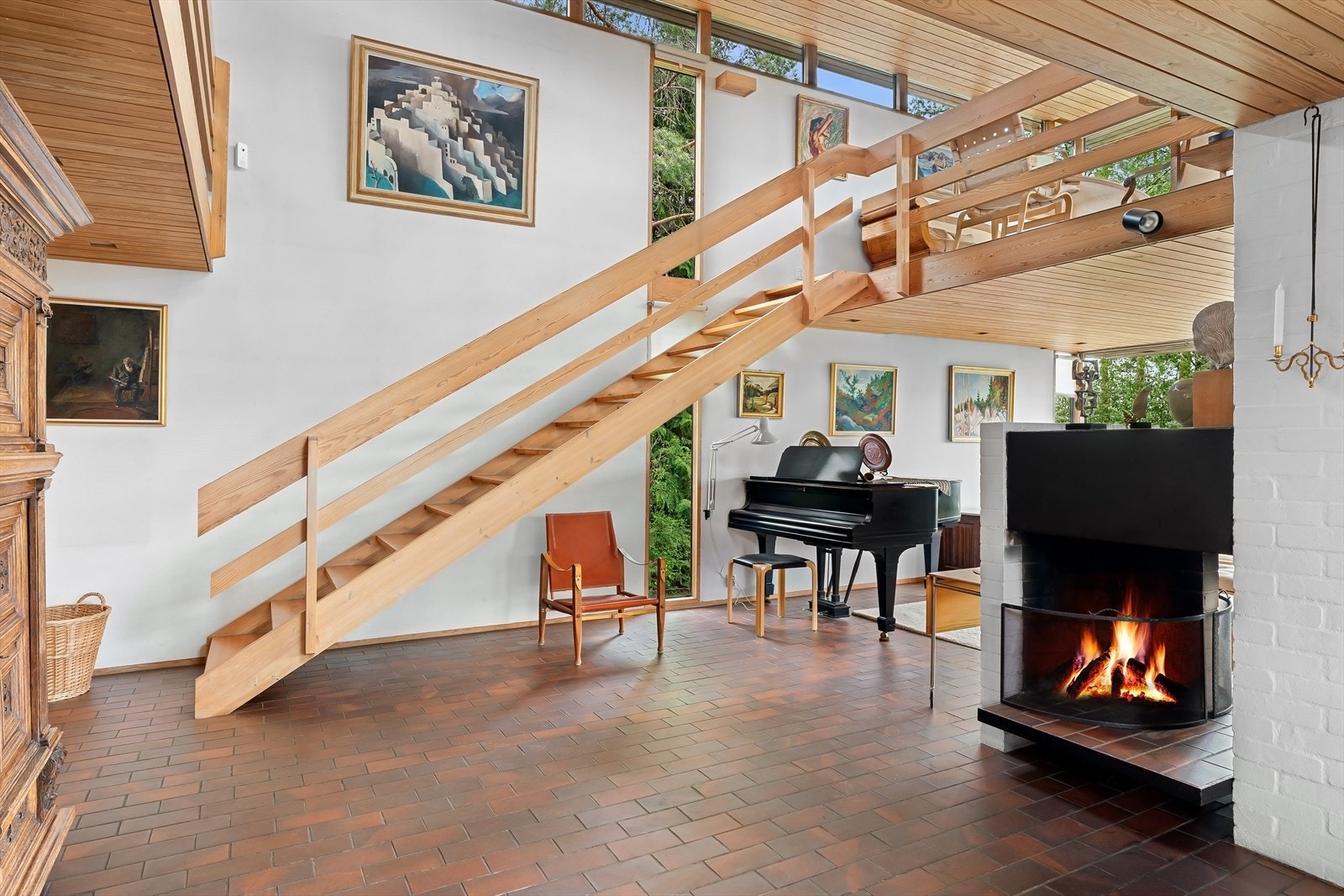 Original tosidig peis i stue. Galleribilde