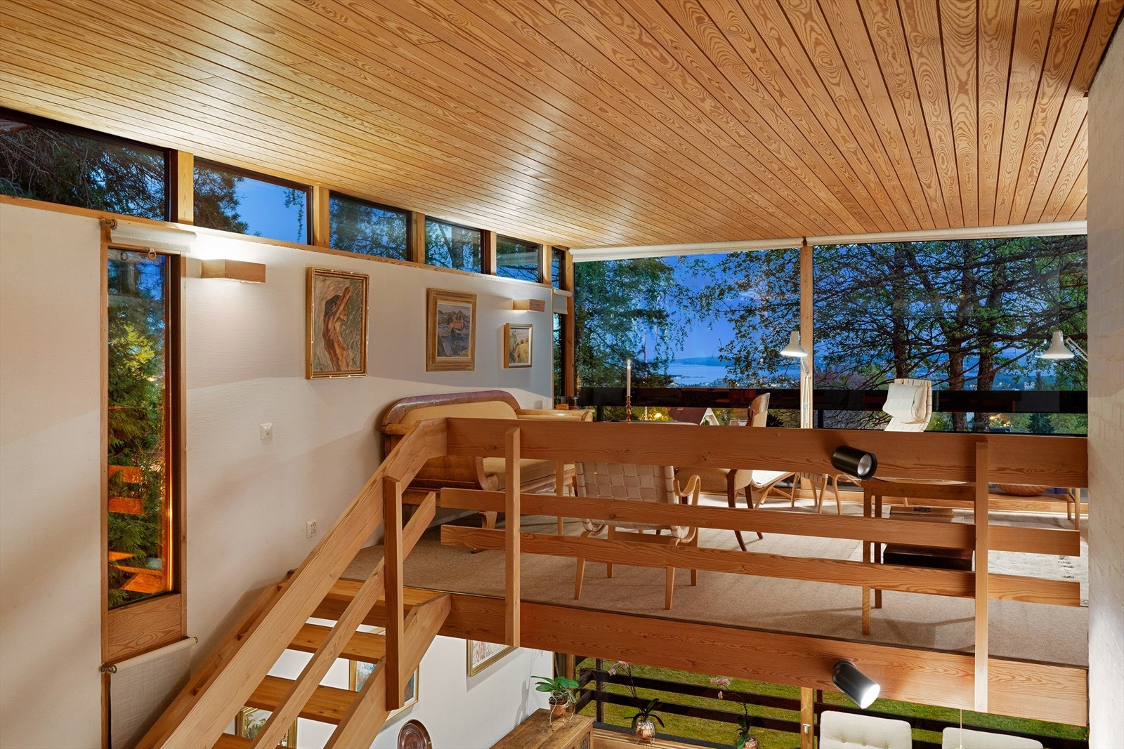 Huset er tegnet av arkitekt Bjart Mohr, en av etterkrigstidens arkitekter som markerte seg som tilhenger av modernismen. Galleribilde