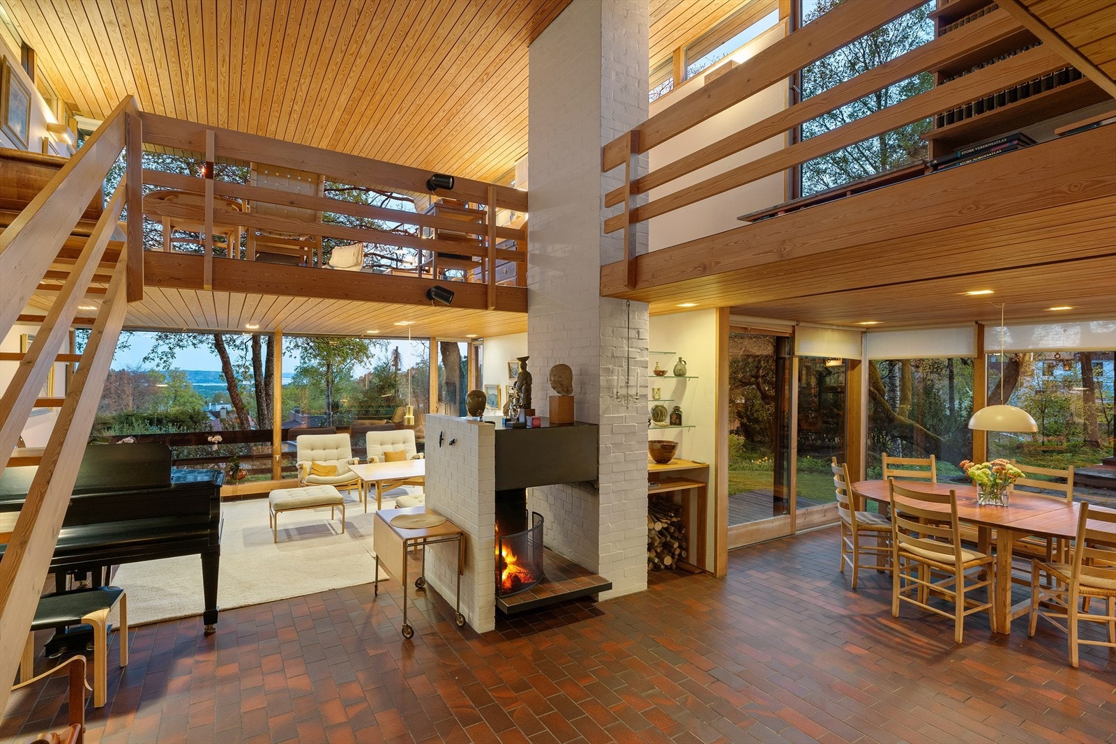 Boligen har et hovedplan i tillegg til mesanin og kjeller. Galleribilde