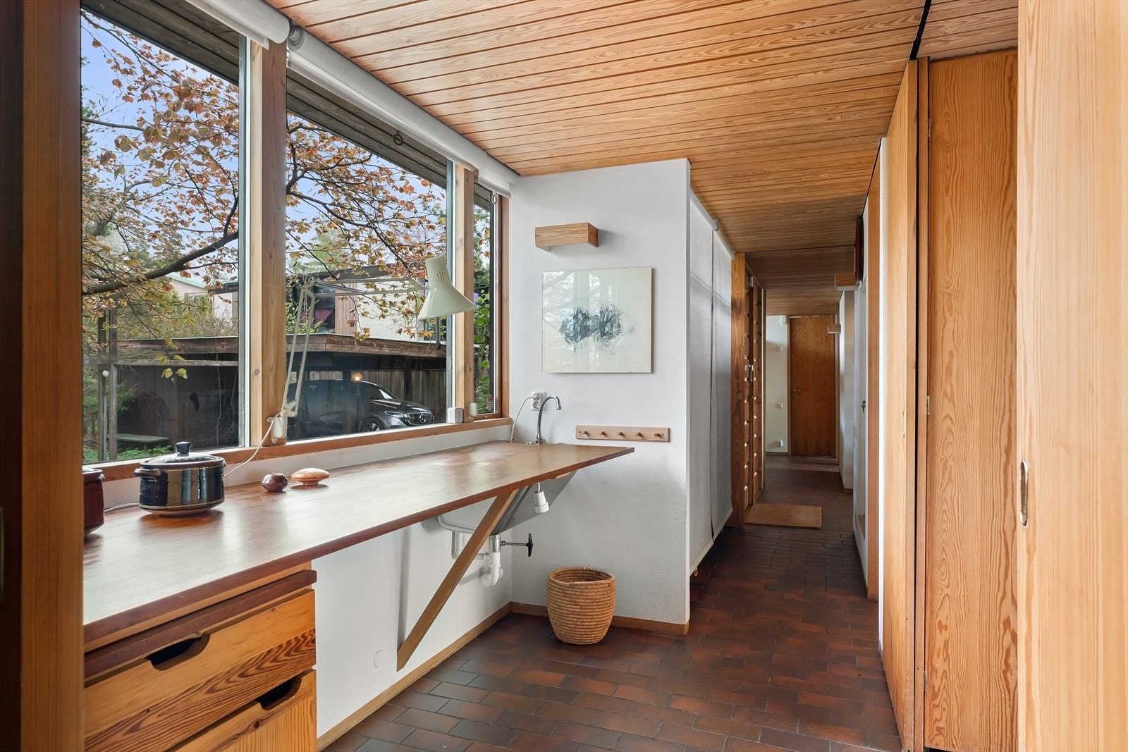 Praktisk grovkjøkken / vaskerom i tilknytning til både kjøkken og entré. Galleribilde