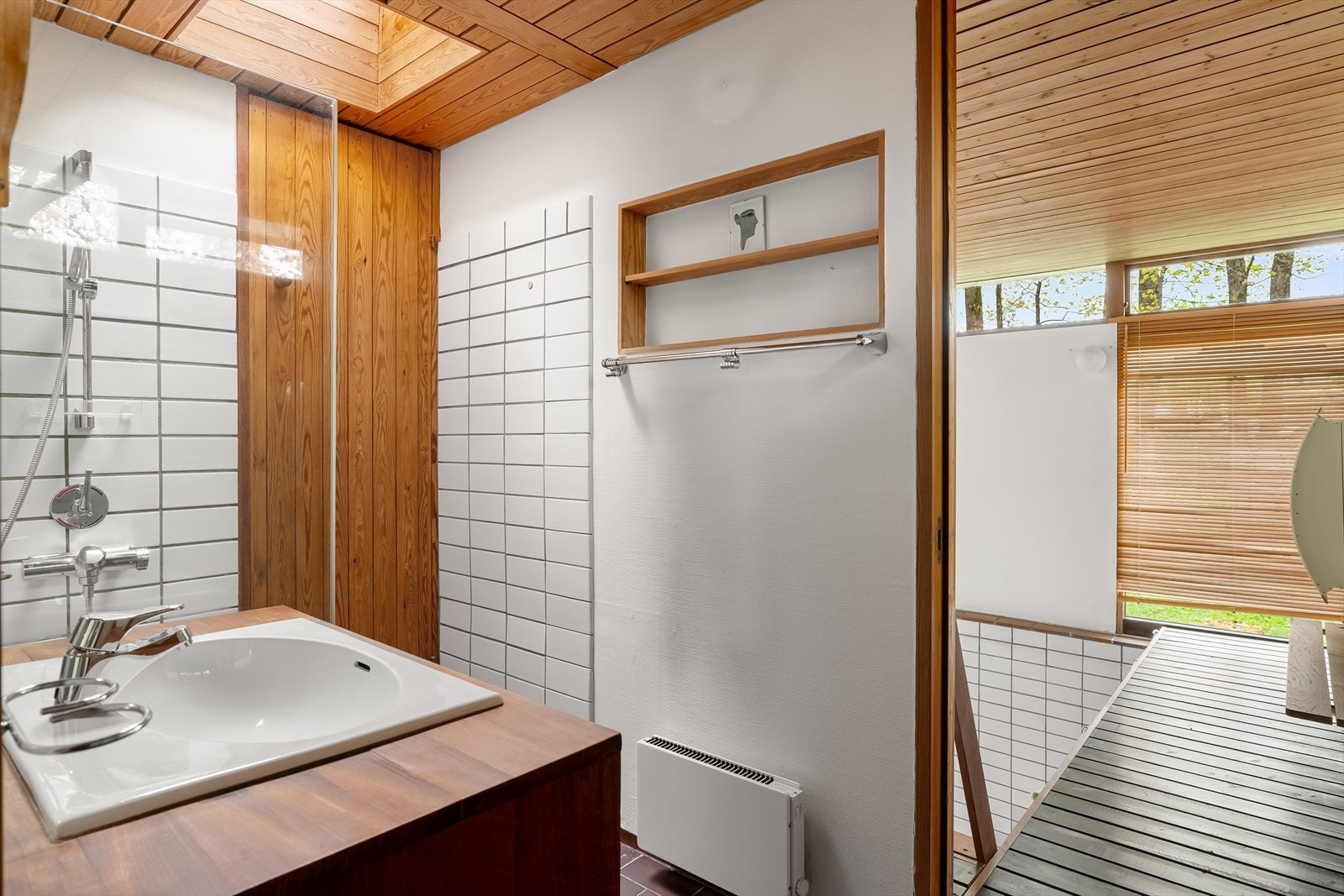 Baderom med adkomst til bassengrom. Galleribilde