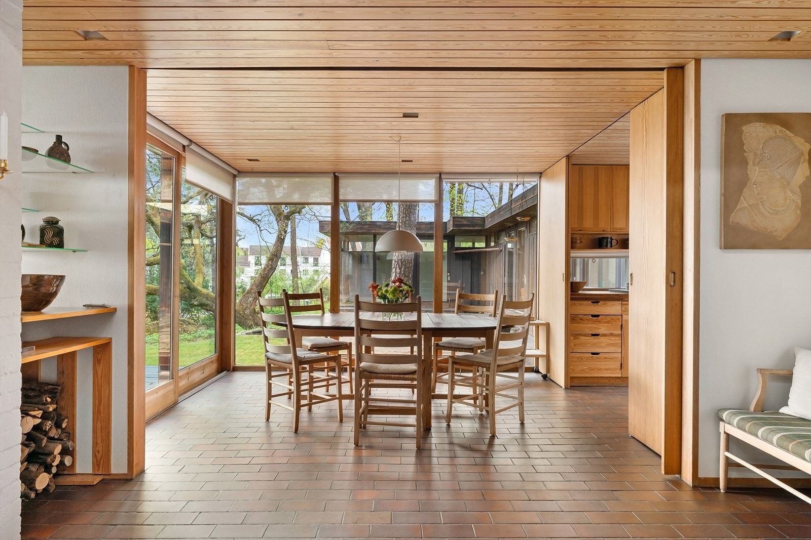 Hyggelig spiseplass. Praktiske skyvedører gjør at man både kan skjerme og åpne opp etter eget ønske og behov. Galleribilde