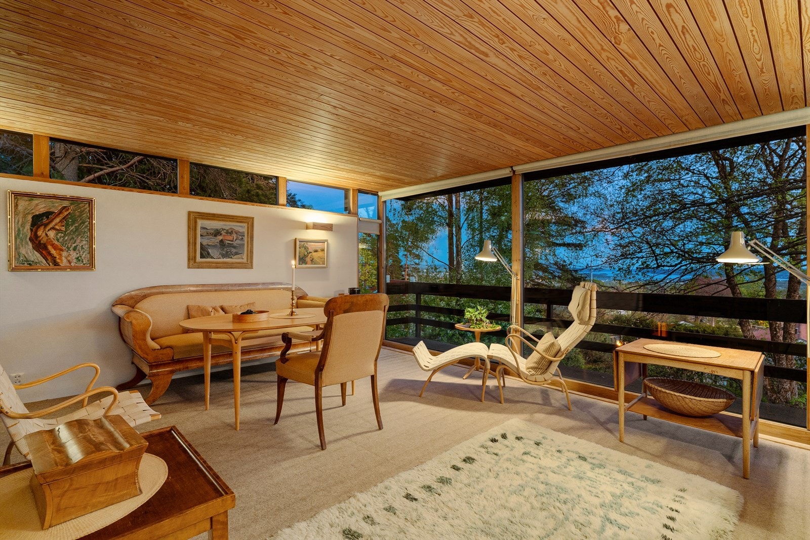 Arkitekt Bjart Mohr hadde stort fokus på naturlige former og å ta naturen inn i byggene. Dette sees i hans mange offentlige og private bygg, og ikke minst i Villa Mohr som var hans bolig. Galleribilde