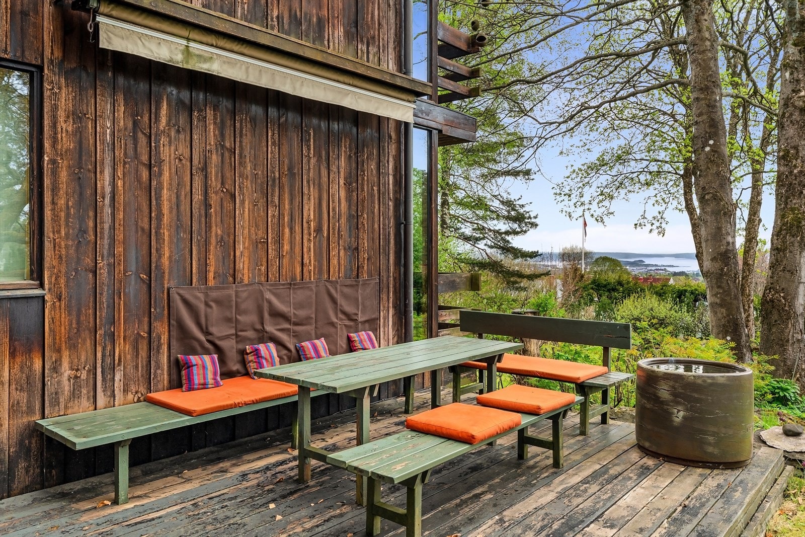 Skjermet uteplass med god plass til møblement. Galleribilde