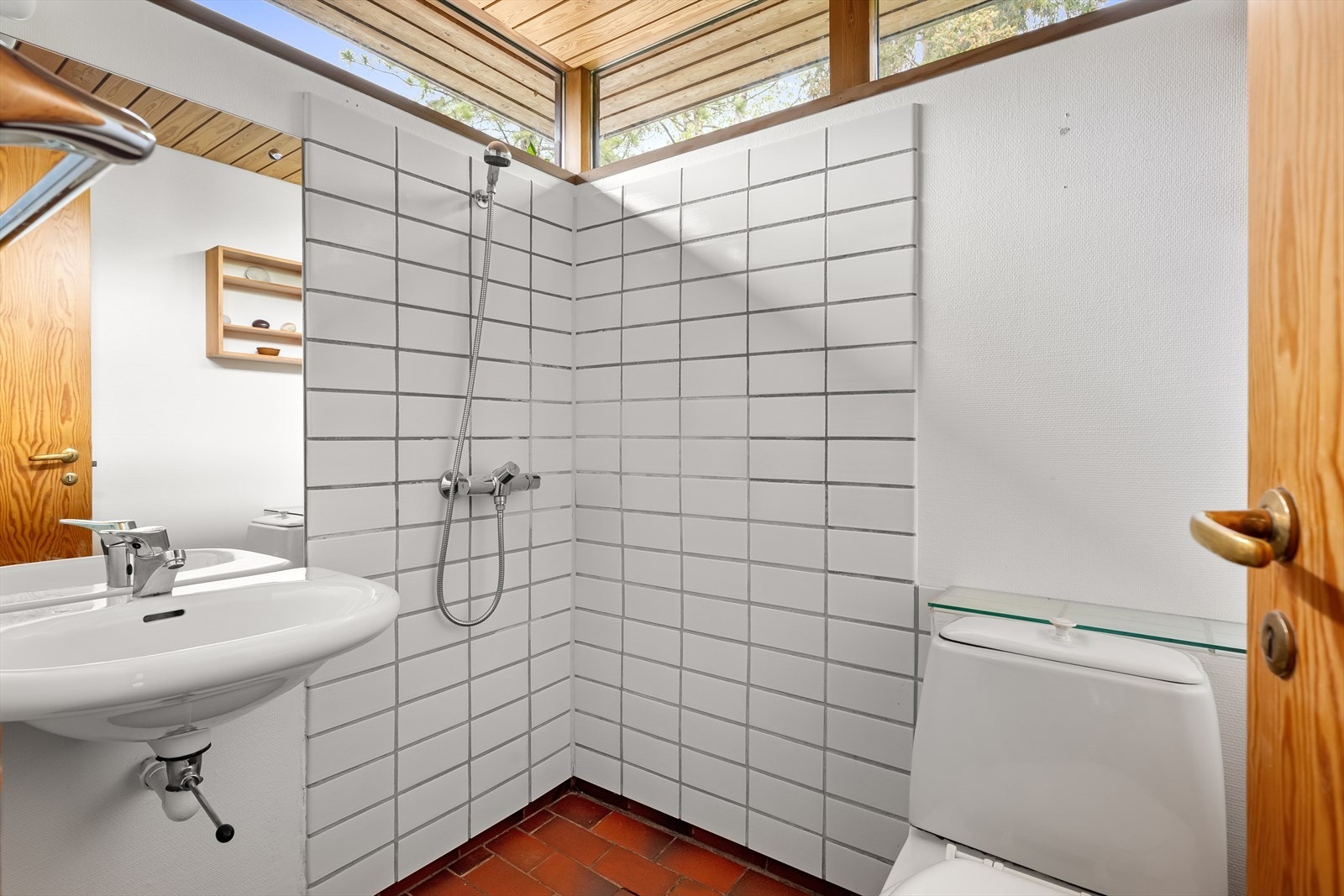 Baderom med dusj. Galleribilde