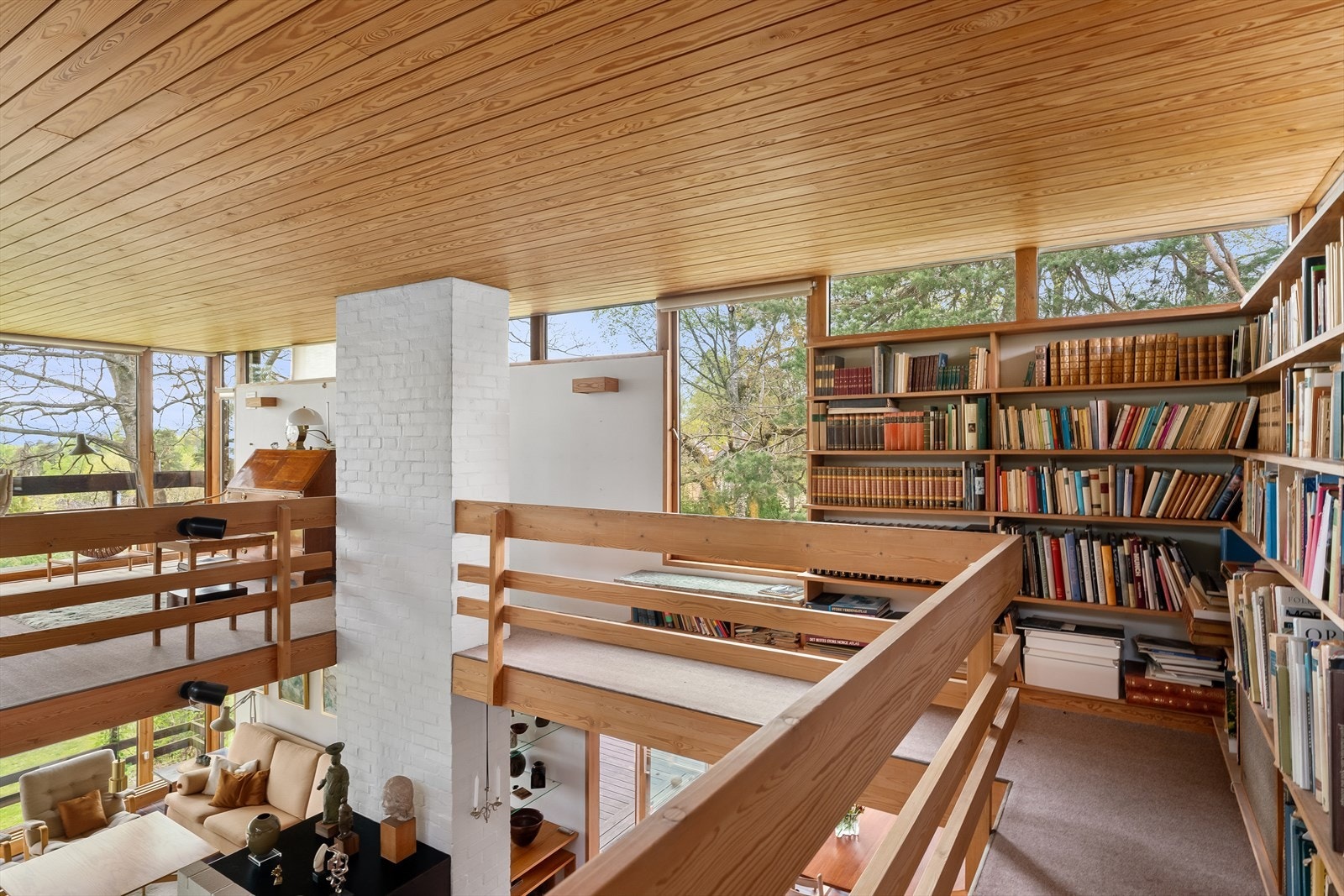 Deler av mesaninen er innredet som bibliotek. Galleribilde